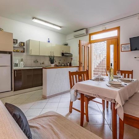 2 Bedroom Stunning Apartment In โรวีน ภายนอก รูปภาพ