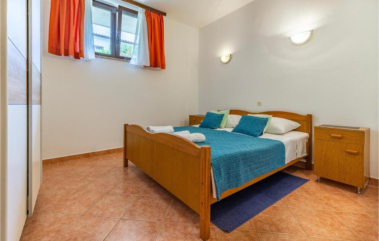 2 Bedroom Stunning Apartment In โรวีน ภายนอก รูปภาพ