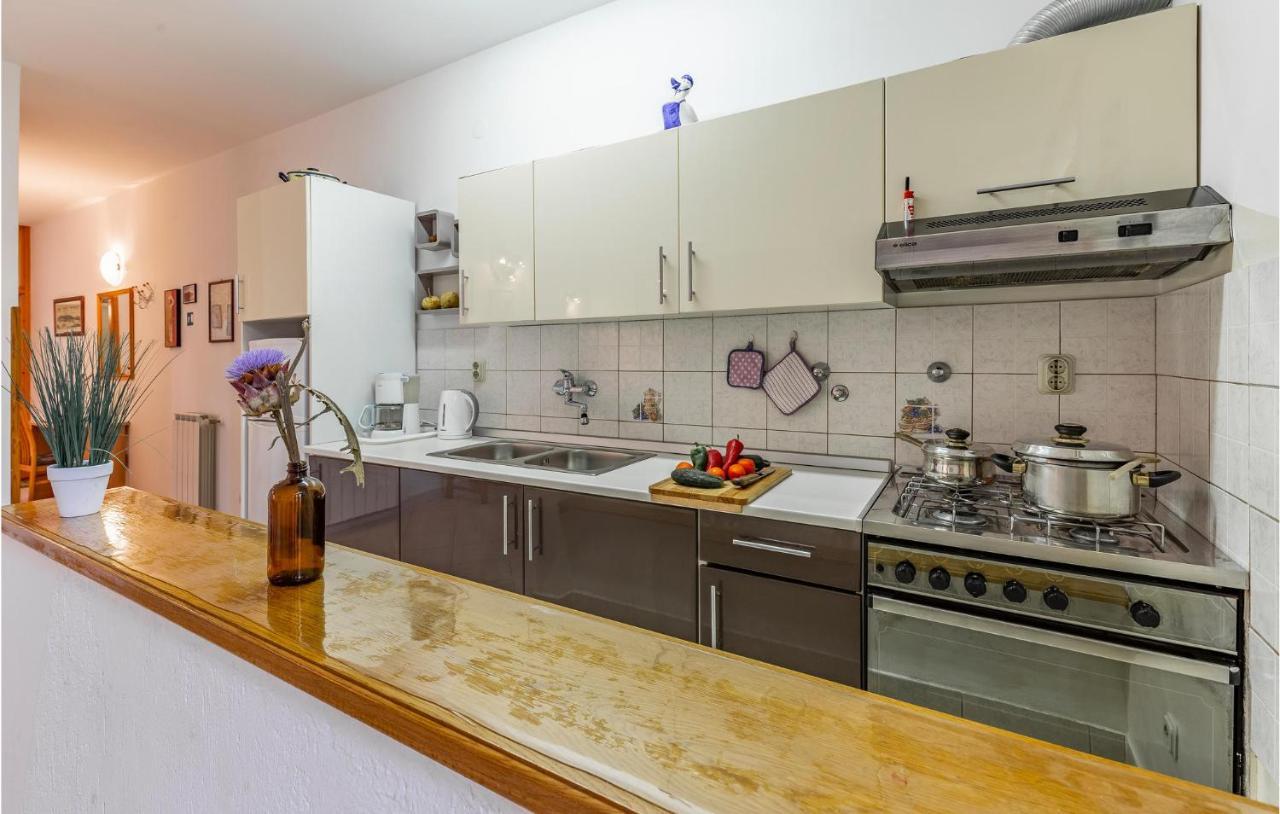 2 Bedroom Stunning Apartment In โรวีน ภายนอก รูปภาพ