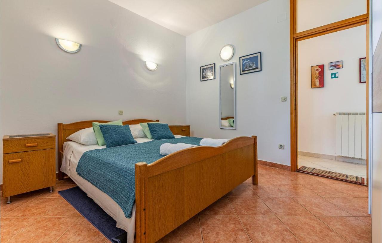 2 Bedroom Stunning Apartment In โรวีน ภายนอก รูปภาพ