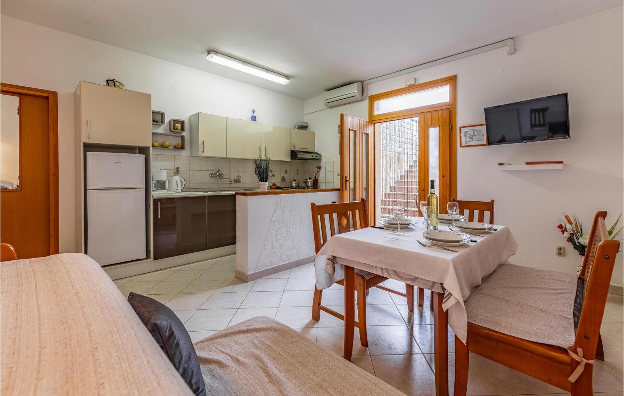 2 Bedroom Stunning Apartment In โรวีน ภายนอก รูปภาพ
